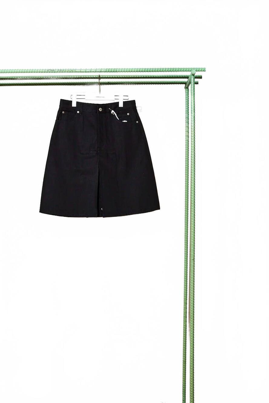 NEW THESOLOIST. women's short jean skirt in black